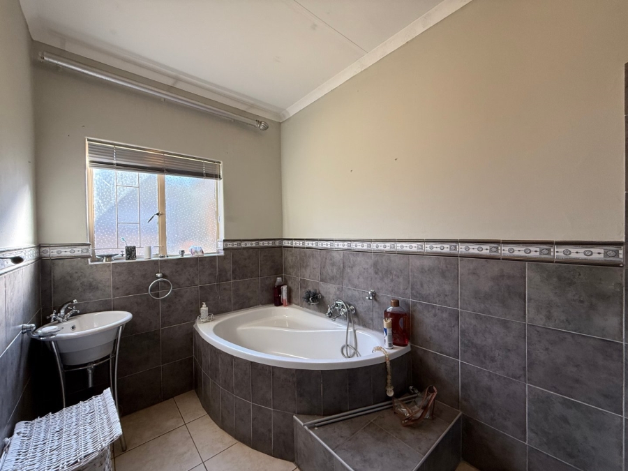 5 Bedroom Property for Sale in Schoemansville North West